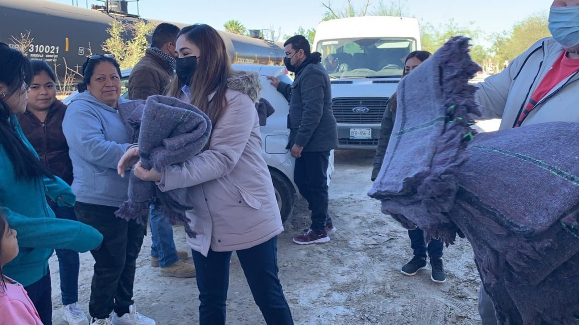 Entrega DIF apoyos invernales