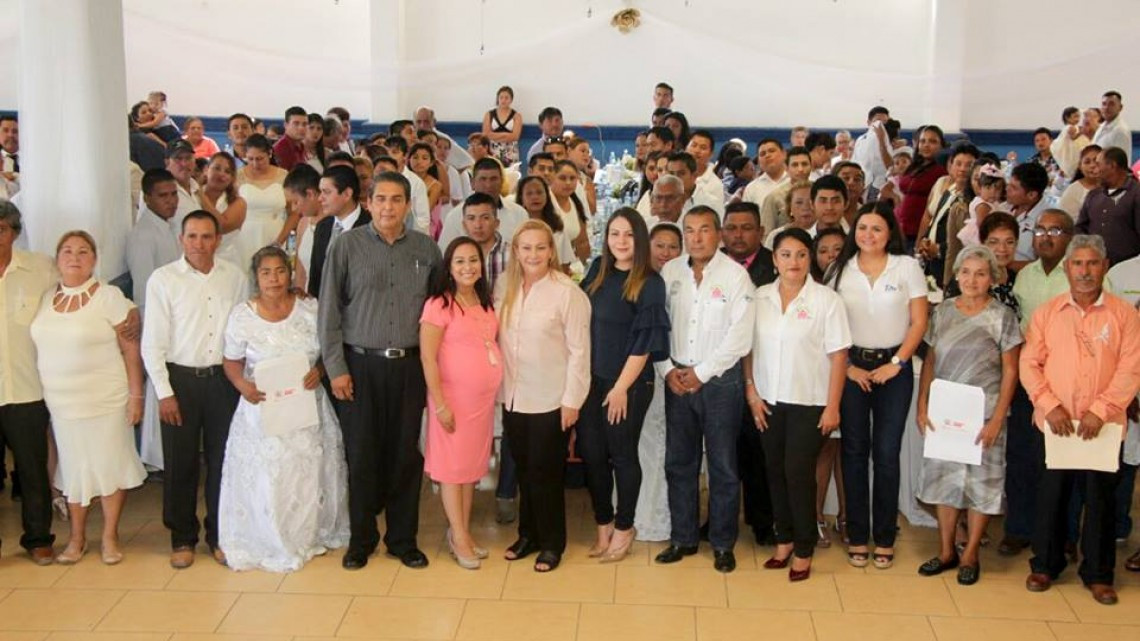 Realizan "Entrega de actas de matrimonios colectivos”