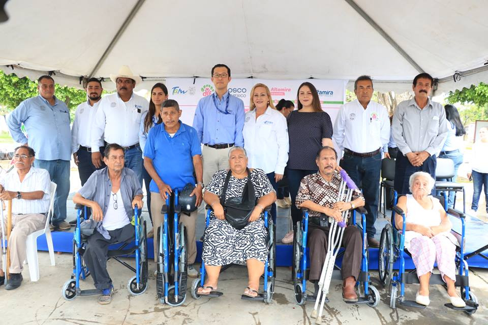 Entregan sillas de ruedas a personas con discapacidad