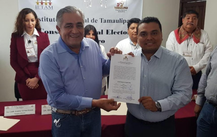 Joaco recibe constancia que acredita su reelección como diputado