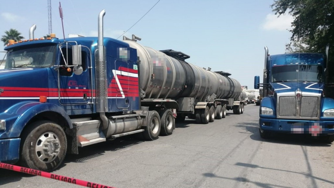 Aseguran tracto camiones y pipas cisternas, 3 hombres son detenidos