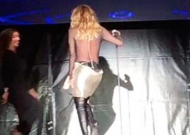 A Marta Sánchez se le rompe el vestido en pleno concierto