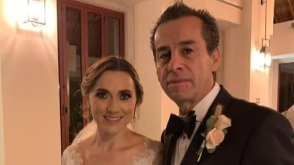 Tras muerte de su hijo, ex alcalde se casa con su nuera 