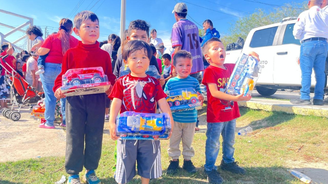 Cambian las multas por sonrisas, Tránsito entrega juguetes en colonias vulnerables
