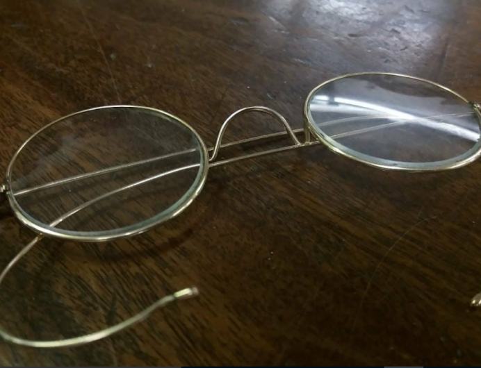 Subastan lentes de Gandhi en 7 mdd