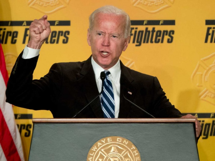 Acusan a Joe Biden de tocamientos nuevamente