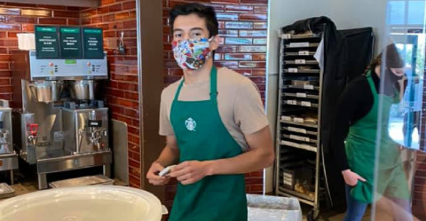 Empleado de Starbucks se niega a atender a mujer sin cubrebocas y el internet lo defiende 