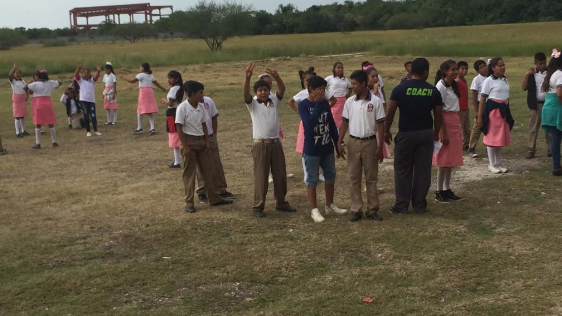 Adolescentes hacen un esfuerzo para trabajar y continuar sus estudios