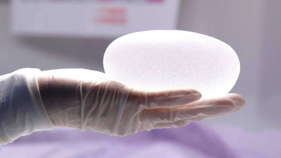 Francia prohíbe algunos implantes mamarios por riesgo de cáncer