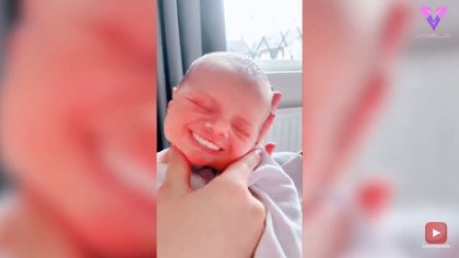 Este padre prueba un filtro con dientes a su bebé recién nacido