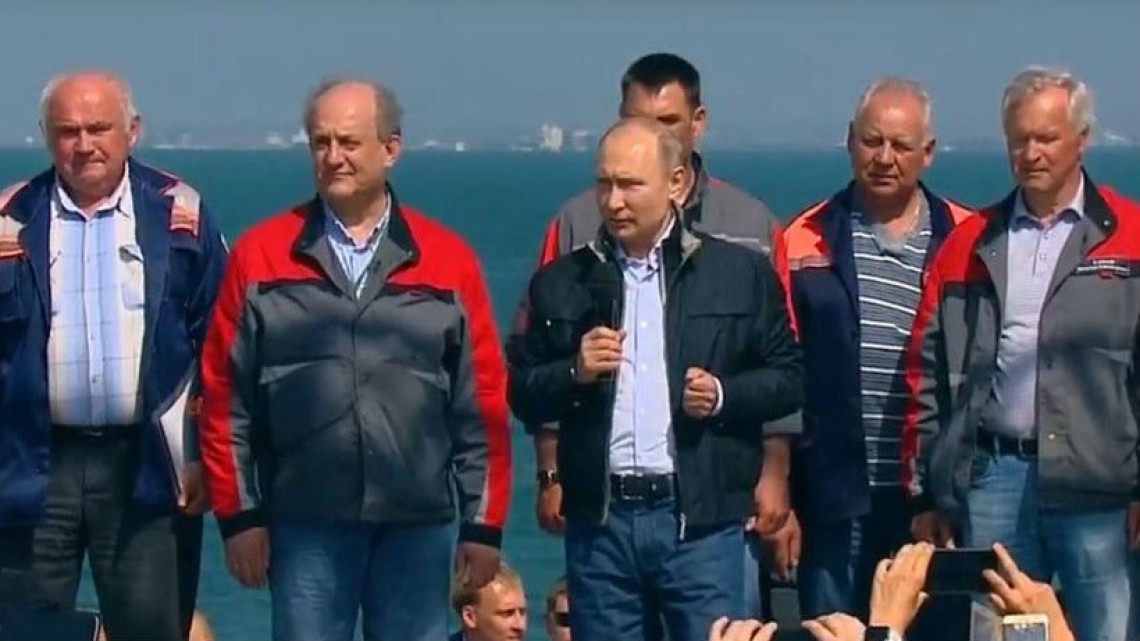 Inaugura Putin puente que une Crimea con Rusia 