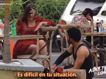 Mujer recibe lección de lustrabotas