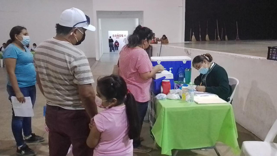Aplican vacunas Pfizer para niños y Abdala para adultos 