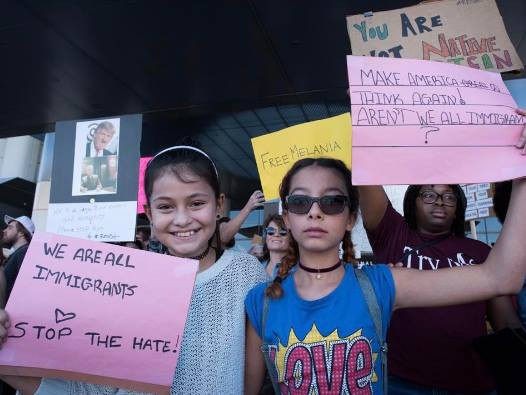 "El chivo Lubezki" documenta protestas en Aeropuerto Internacional de Los Ángeles