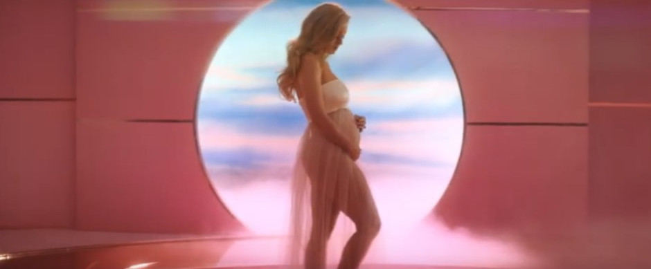 ¡Sí está embarazada! Katy Perry lo confirma en su nuevo video “Never worn white”