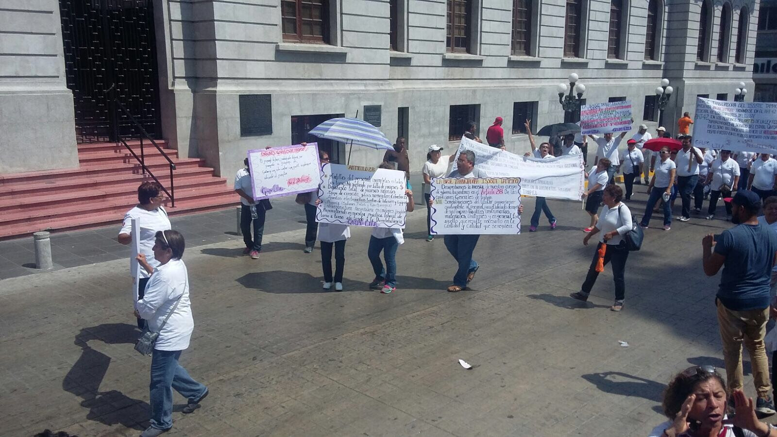 Connato violencia en desfile del día del trabajo por trabajadores del ISSSTE