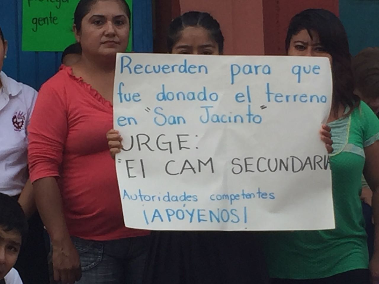 Bloquean acceso a escuela especial, exigiendo solución a conflicto escolar