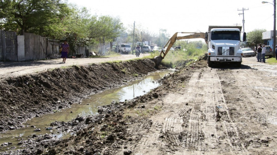 Activa limpieza de dren y revisan avances en bordo de río Bravo