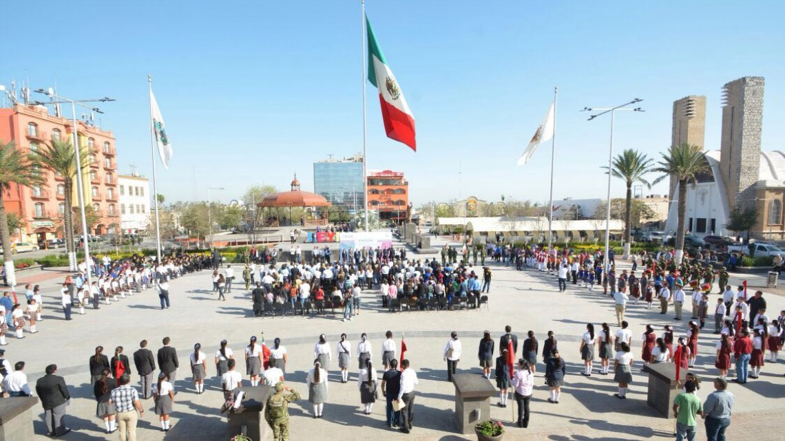 Encabeza Maki ceremonia del Día de la Bandera