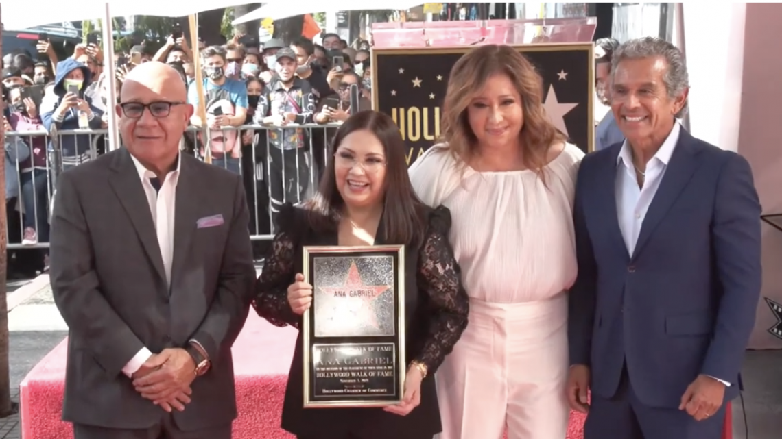 Recibe Ana Gabriel su estrella en el Paseo de la Fama de Hollywood