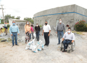 Entrega Municipio costales de arena para protección de viviendas 