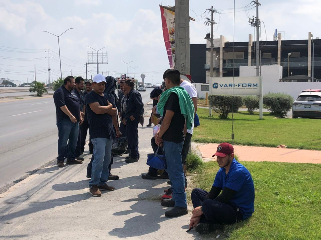 Tras paro de labores en Vari-Form, les prometen bono