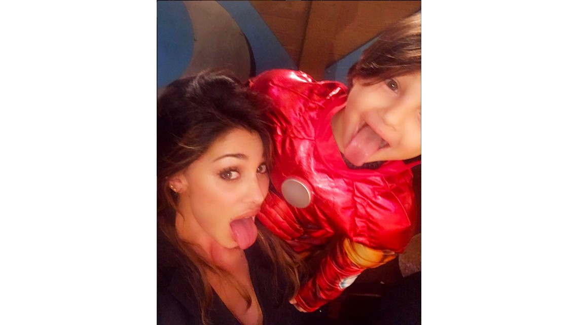 Ex "Playmate" escandaliza por dar lengüetazo a su hijo