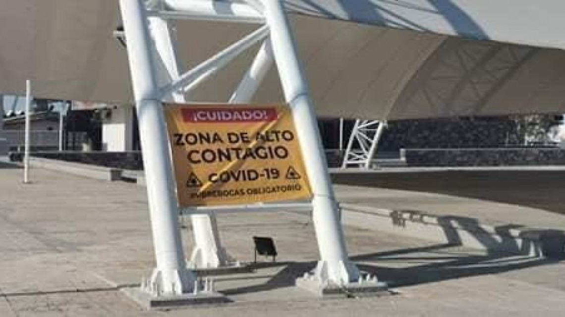 Cuelgan mantas que advierten sobre peligro por Covid-19