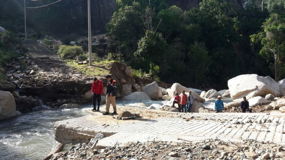 Caen dos puentes en Guerrero