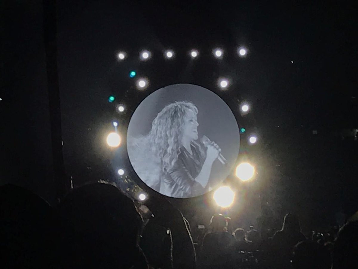La lluvia no pudo detener a Shakira en la CDMX