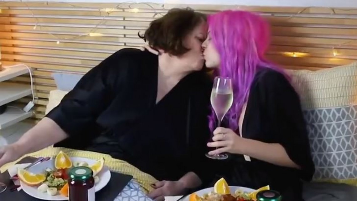 Julia Zelg se ha comprometido; su novia le lleva 37 años