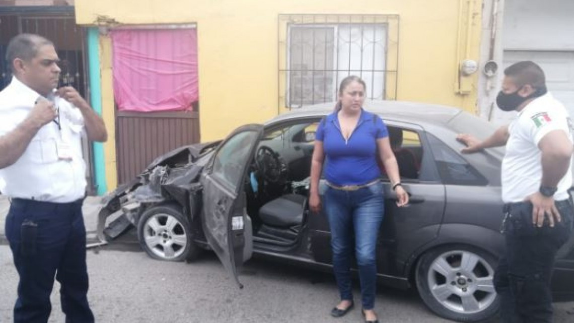 Cierran circulación en el centro de la ciudad por carambola vehicular