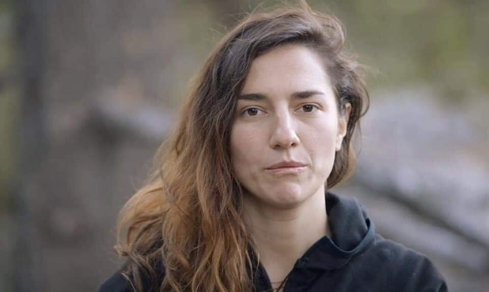 Mujer observa cenizas de su padre en microscopio y descubre microcosmos 