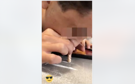 Alumno del Cultural es grabado cuando inhala un polvo blanco en salón