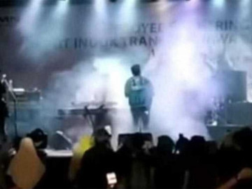 Así golpeo una ola en Indonesia durante un concierto