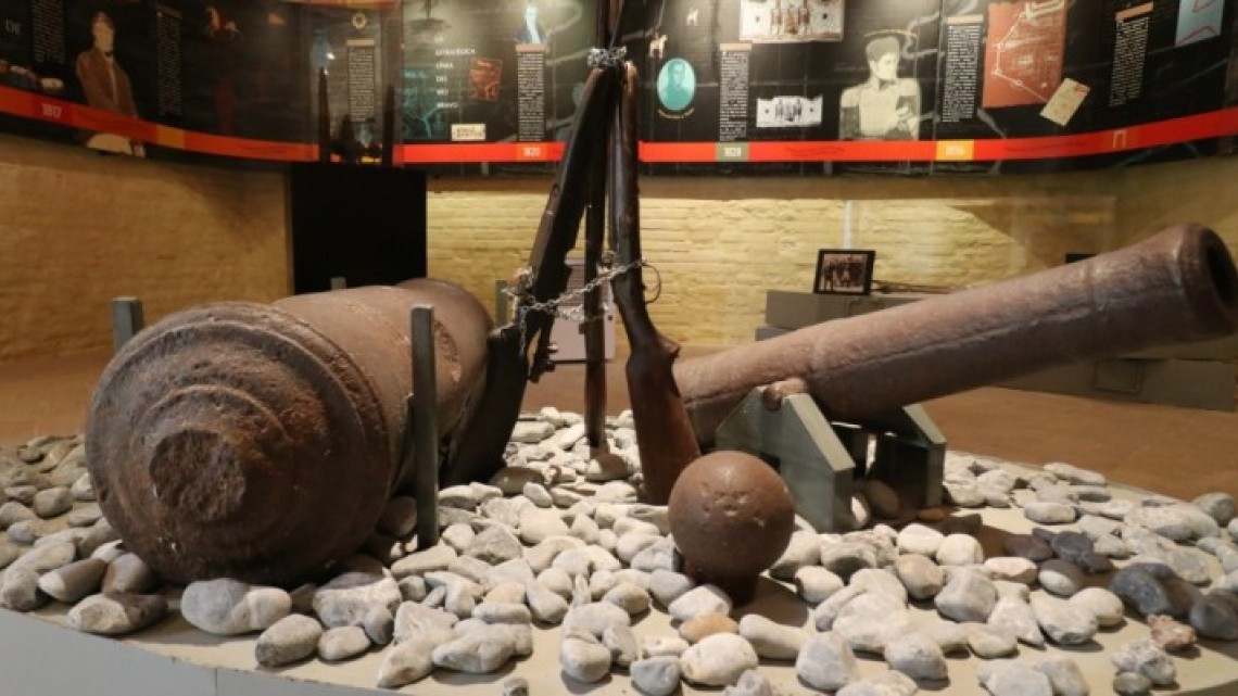 Devela Alcalde placa conmemorativa en Museo Casamata 