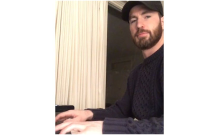 Chris Evans enloquece a sus fans tocando el piano 