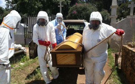 Suman casi 900 mil muertes en el mundo por COVID-19