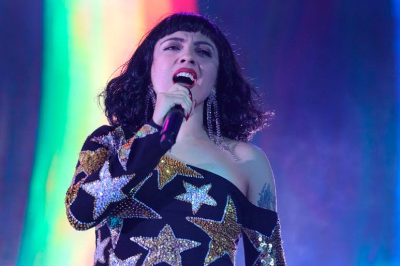 Revela Mon Laferte que está embarazada; tiene 10 semanas