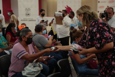 Entregan 229 anteojos graduados a personas que lo requieren