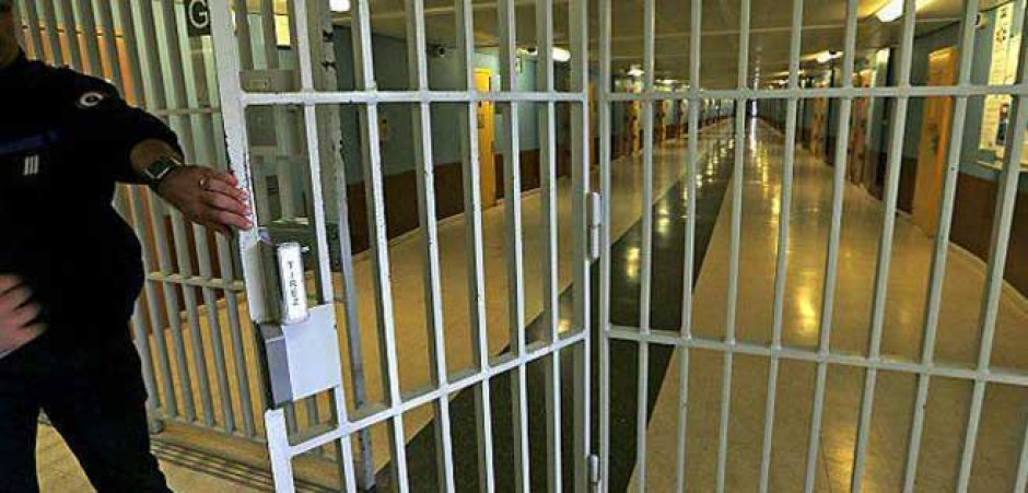 Instalará teléfonos fijos en celdas de presos en Francia