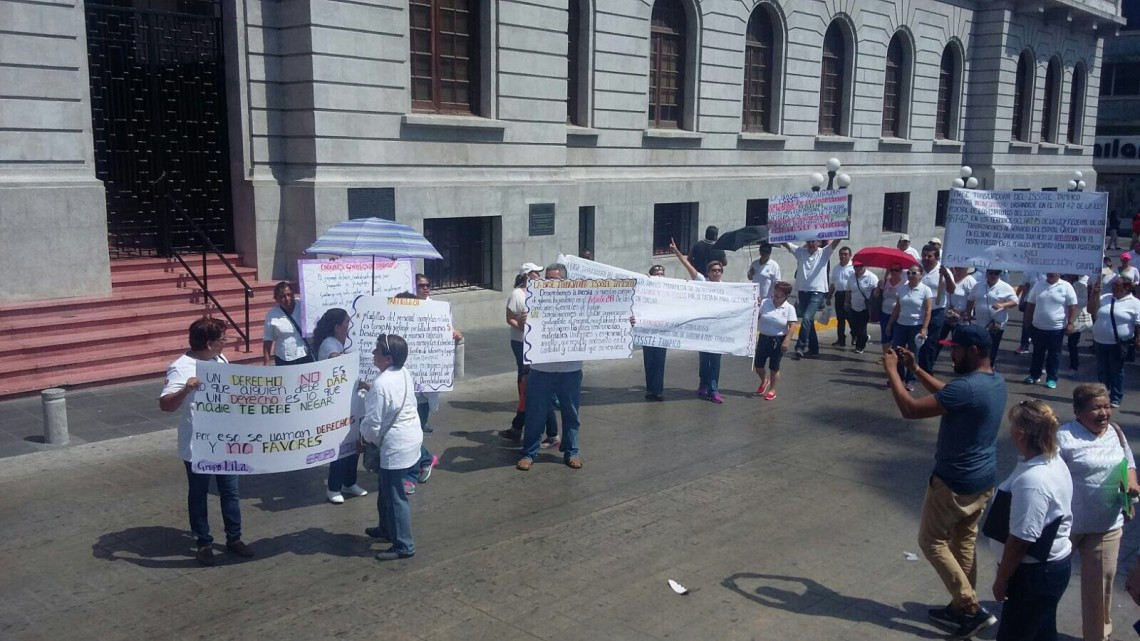 Connato violencia en desfile del día del trabajo por trabajadores del ISSSTE