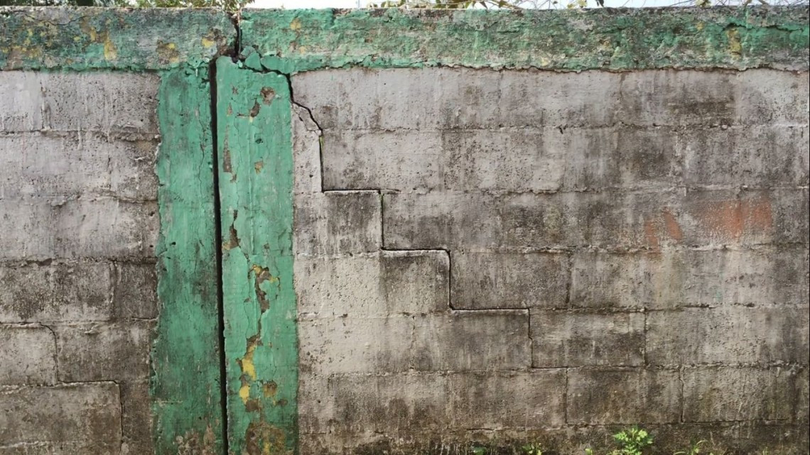 Niños en riesgo por barda apunto de colapsarse