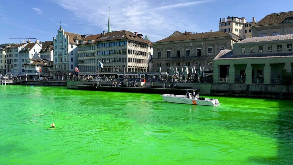 Activistas tiñen de verde el agua del río Limago