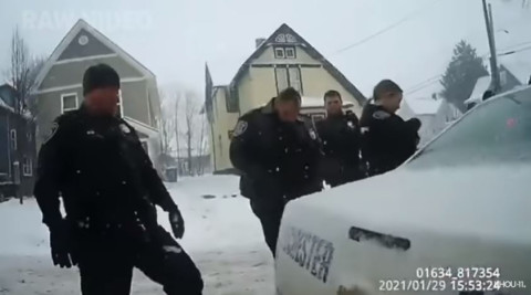 ¡Indignante! Policías esposan y rocían con gas pimienta a niña de 9 años 