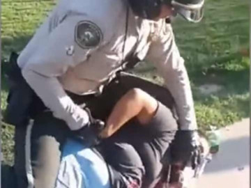 Vendedora de flores es sometida por policía 