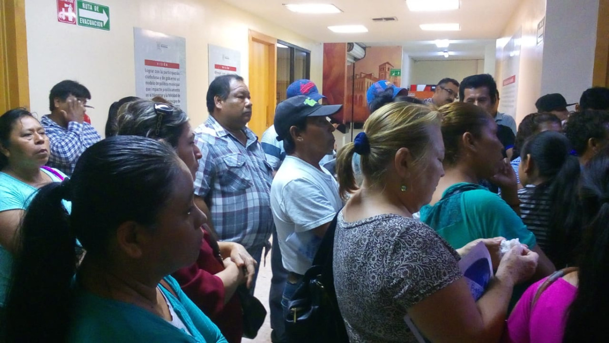 Se manifiestan colonos en presidencia municipal de Matamoros
