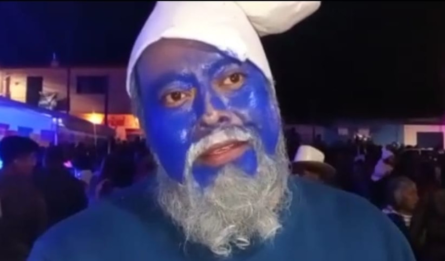 Alcalde arranca festejos navideños disfrazado de Papa Pitufo