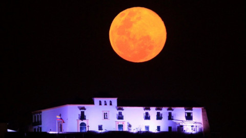 Aquí las espectaculares imágenes de la superluna de “gusano”