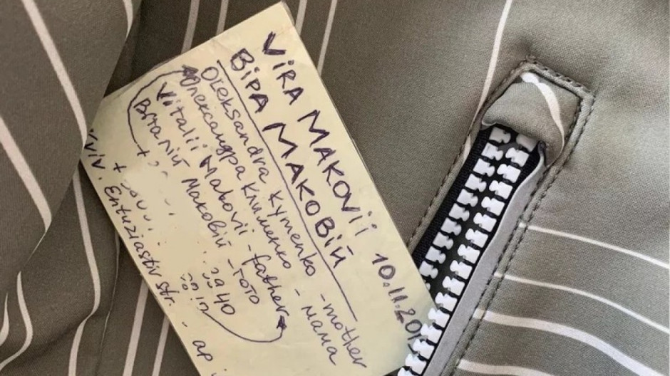 Escriben datos personales en espalda de niña para protegerla de la guerra en Ucrania